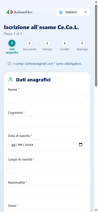 La domanda d'iscrizione all'esame Ce.Co.L. nell'app: passo 1 di 5, dati anagrafici, con i cinque passi in cima e il selettore della lingua.